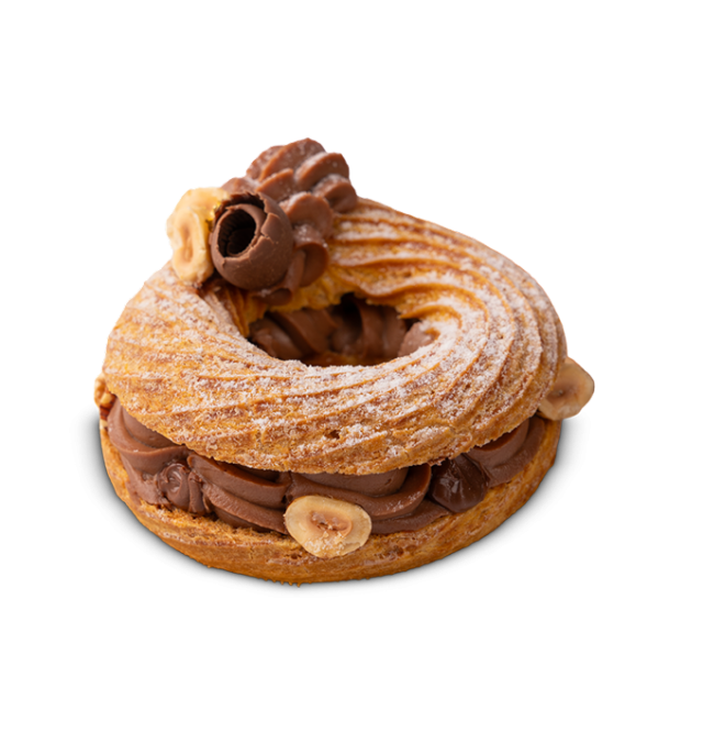 Pierścieniowate ciasto Paris-Brest z kremem czekoladowo-orzechowym, ozdobione wiórkiem czekoladowym i całymi orzecham...