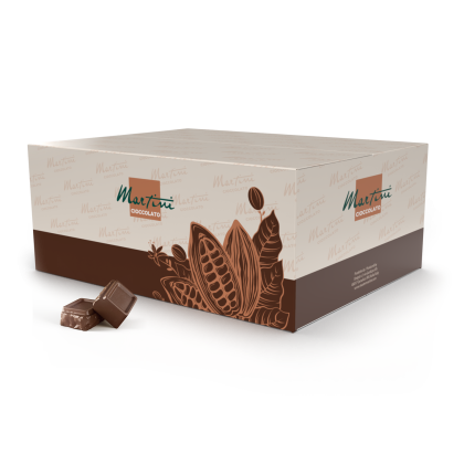 Kremowo-brązowe pudełko Martini Cioccolato z grafiką strąków kakaowca, obok dwóch kostek czekolady mlecznej.