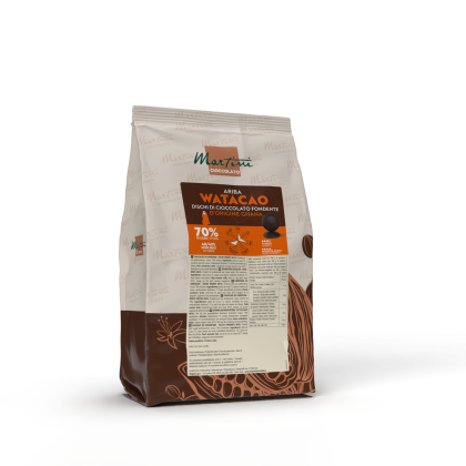 Torebka dysków czekolady deserowej Martini Cioccolato Ariba Watacao 70% z Ghany, na białym tle.