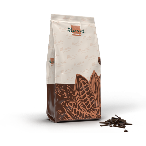 Stojące opakowanie Martini Cioccolato z grafiką strąków kakaowca, obok kupki posiekanej gorzkiej czekolady.