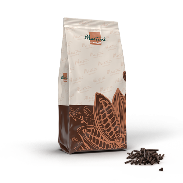 Stojący worek czekolady marki Martini Cioccolato z grafiką kakaowca, obok kupki wiórków czekoladowych.