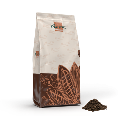 Opakowanie kakao w proszku Martini Cioccolato z ilustracją strąka kakaowca, obok niewielkiej kupki kakao w proszku.