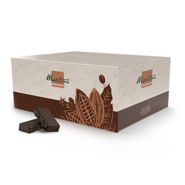 Kremowo-brązowe pudełko Martini Cioccolato z grafiką strąków kakaowca, obok dwóch ułożonych tabliczek czekolady deser...