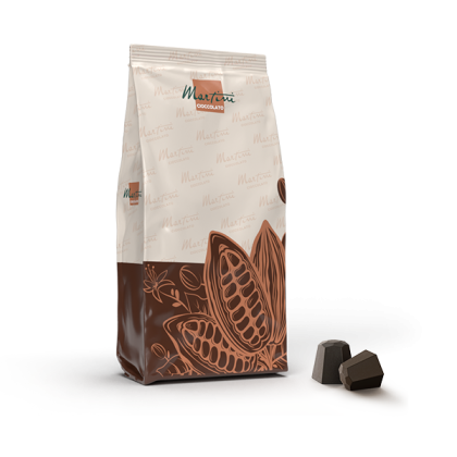 Beżowo-brązowa torebka czekoladek Martini Cioccolato z ilustracjami strąków kakaowca, obok dwóch kawałków czekolady d...