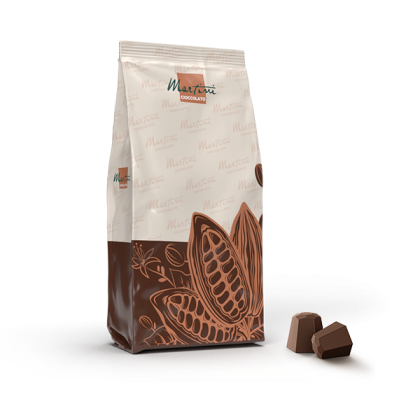 Beżowo-brązowa torebka Martini Cioccolato z motywem kakaowca, obok dwóch czekoladek na białym tle.