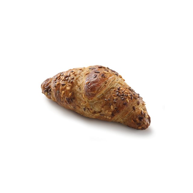 Złocisty croissant wieloziarnisty z mieszanką ziaren, na białym tle.