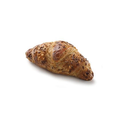 Złocisty croissant wieloziarnisty z mieszanką ziaren, na białym tle.