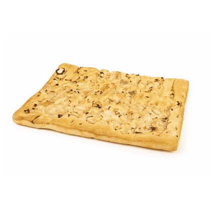 Prostokątna focaccia z karmelizowaną cebulą, na białym tle.