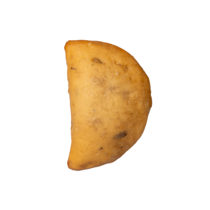 Złocisty smażony placek lub samosa w kształcie półksiężyca na białym tle.