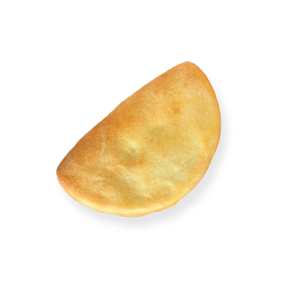 Złocista pieczona empanada z pofałdowanym brzegiem, na białym tle.