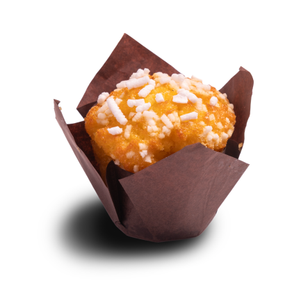 Złocisty muffin z białymi perłami cukrowymi w brązowej papilotce typu tulipan, na białym tle.