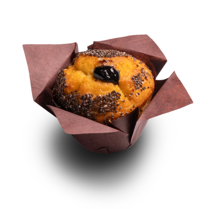 Złocista muffinka z nasionami chia na brzegach i ciemnym dżemem na wierzchu, w brązowej papilotce na białym tle