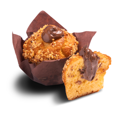 Muffinka z chrupiącymi orzechami w papierze, polana kremem czekoladowo-orzechowym, obok przekrojonego kawałka