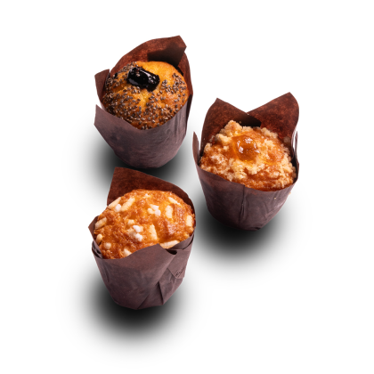 Trzy muffinki w brązowych papilotkach: z makiem i jagodami, z kruszonką i dżemem, z migdałami, na białym tle