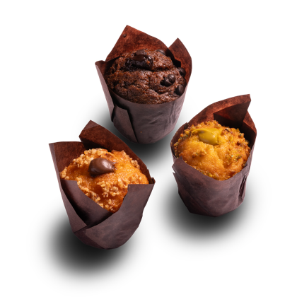 Trzy muffinki w brązowych papilotkach: czekoladowe, karmelowe z czekoladą i pistacjowe, na białym tle
