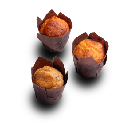 Trzy muffinki w brązowych papilotkach na białym tle, dwa jasne i jeden ciemniejszy.