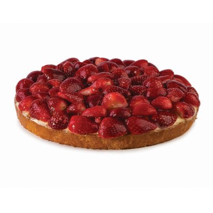 Okrągła tarta na złocistym spodzie z kruchego ciasta z całymi, błyszczącymi, oszklonymi truskawkami, na białym tle.