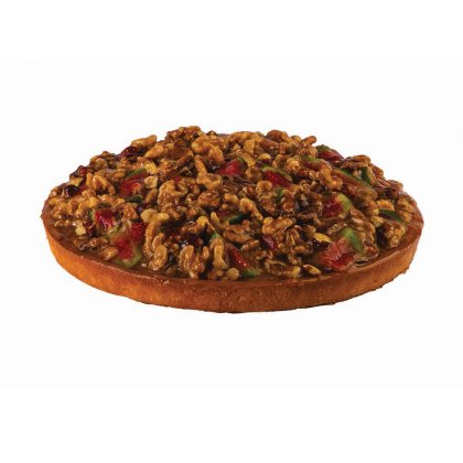 Okrągła tarta z orzechami w karmelu, plastrami truskawek i kiwi w karmelowym lukrze, na białym tle.