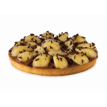 Okrągła tarta z karmelizowanym spodem, plastrami glazurowanej gruszki i wiórkami czekolady.