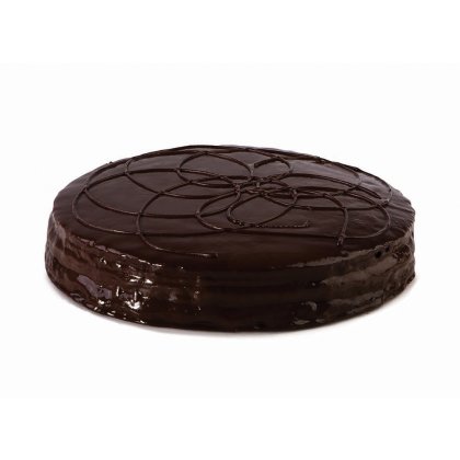 Okrągły tort w czekoladowej glazurze ze zdobieniem w formie spirali na białym tle.