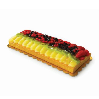 Prostokątny tort owocowy z plastrami mango i kiwi, lukrowanymi owocami leśnymi i truskawkami na złotej podstawie.