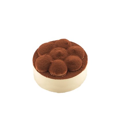 Okrągły tort tiramisu z kremowymi bokami, zdobiony kopułkami z kakao w kształcie kwiatu.