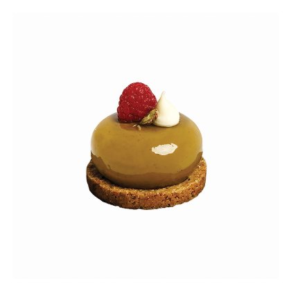 Kopulasty deser z błyszczącą polewą karmelową na kruchym spodzie, ozdobiony świeżą maliną i bitą śmietaną.