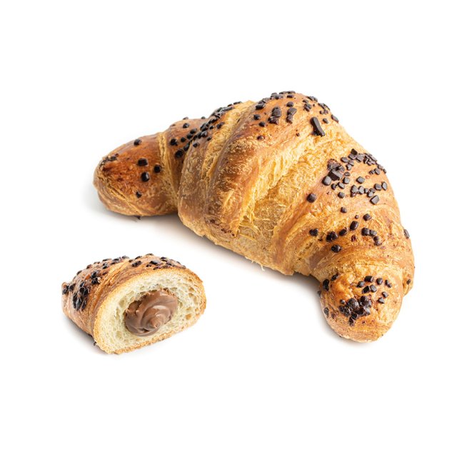 Cały croissant z kawałkami czekolady obok przekrojonego kawałka z czekoladowym nadzieniem, na białym tle.