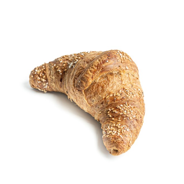 Pełnoziarnisty croissant z sezamem, w kształcie półksiężyca na białym tle.