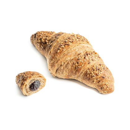 Pełnoziarnisty croissant z sezamem, mniejszy kawałek przekrojony z ciemnym nadzieniem jagodowym