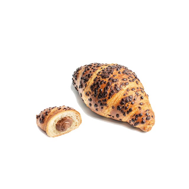 Cały croissant z kawałkami czekolady obok przekrojonego kawałka z nadzieniem czekoladowo-orzechowym, na białym tle