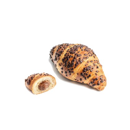 Cały croissant z kawałkami czekolady obok przekrojonego kawałka z nadzieniem czekoladowo-orzechowym, na białym tle