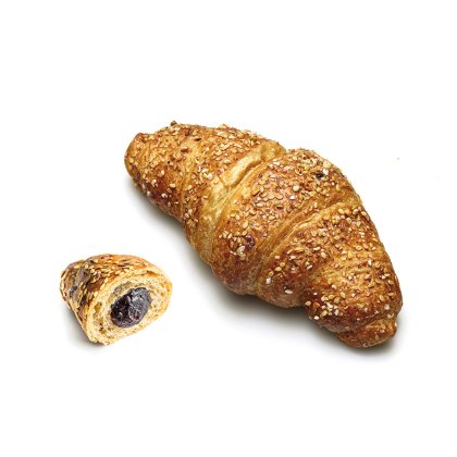 Pełnoziarnisty croissant posypany sezamem obok nadgryzionego kawałka z nadzieniem czekoladowym, na białym tle.