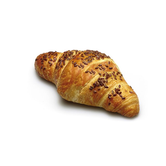 Złocisty rogalik z pieczenia, posypany siemieniem lnianym, na białym tle.