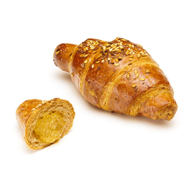 Złocisty wieloziarnisty croissant z nasionami, mniejszy kawałek z miękkim żółtym nadzieniem, na białym tle