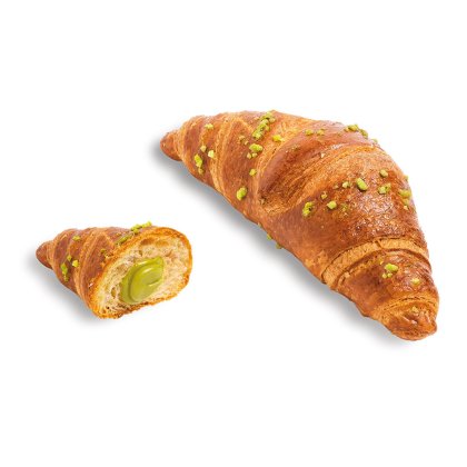 Złoty croissant posypany posiekanymi pistacjami, połówka z kremowym zielonym nadzieniem pistacjowym.