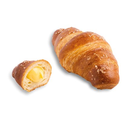 Złocisty croissant-precel z grubą solą, cały i przekrojony, widoczny kremowy nadzienie maślane.