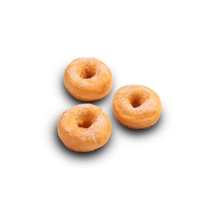 Trzy oprószone cukrem mini donuty na białym tle.