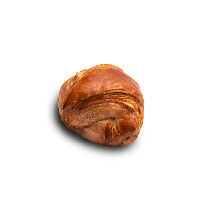 Złocisty, listkowy croissant o zawiniętym kształcie na białym tle.