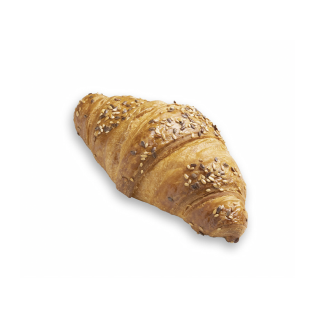 Złocisty, kruchy croissant z mieszanką ziaren sezamu i maku, na białym tle.