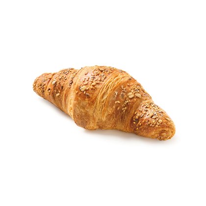 Złocisty wieloziarnisty croissant z ziarnami i płatkami owsianymi na białym tle.