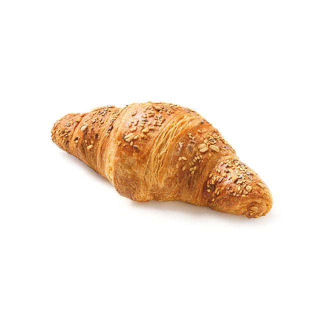 Złocisty wieloziarnisty croissant z ziarnami i płatkami owsianymi na białym tle.