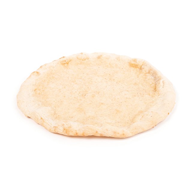 Okrągła, niewypieczona podstawa ciasta na pizzę z teksturowanym, uniesionym brzegiem na białym tle.