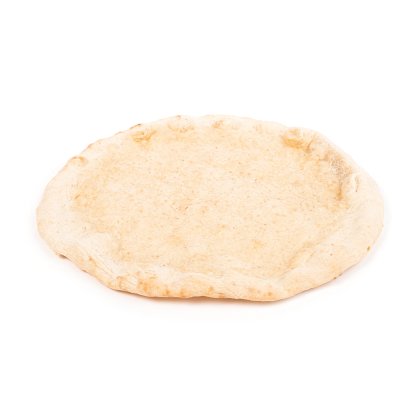 Okrągła, niewypieczona podstawa ciasta na pizzę z teksturowanym, uniesionym brzegiem na białym tle.