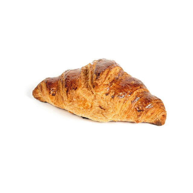 Złocisty pieczony croissant o błyszczącej, kruchej skórce na białym tle.