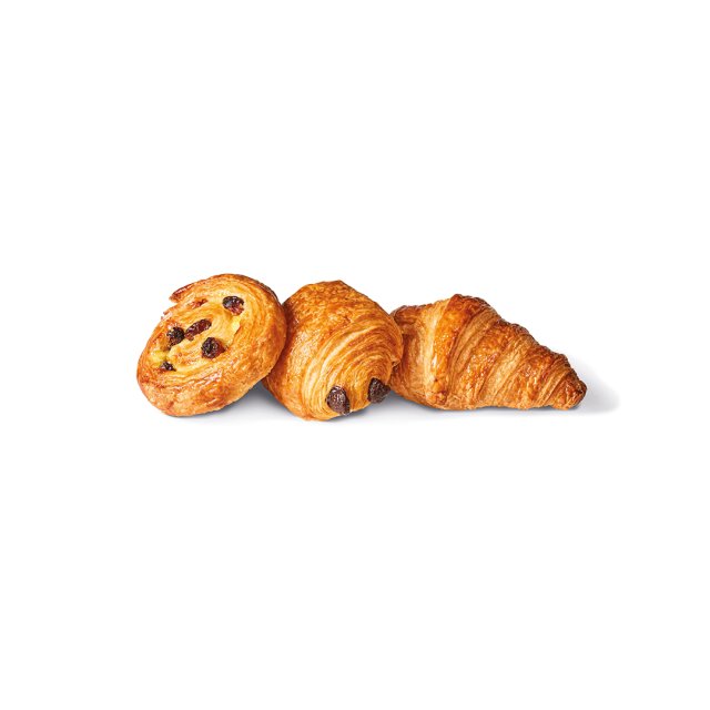 Trzy złociste wypieki na białym tle: drożdżówka z rodzynkami, rolka czekoladowa i prosty croissant.