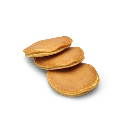 Stos trzech złocistych pancake ułożonych schodkowo na białym tle.