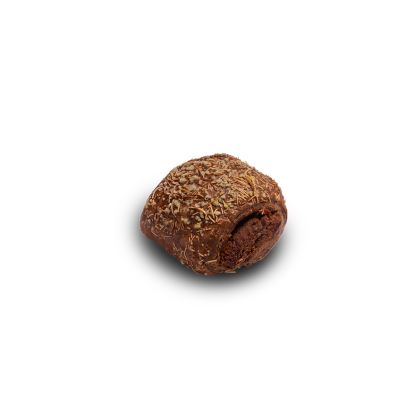 Okrągłe brigadeiro czekoladowe w chrupiącej posypce, z nadgryzieniem odsłaniającym miękkie wnętrze.