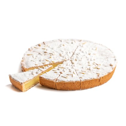 Okrągła tarta z kremowym nadzieniem i pinolami, posypana cukrem pudrem, pokrojona w plastry na białym tle.