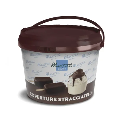 Brązowe plastikowe wiaderko polewy czekoladowej Martini Gelato z etykietą "Coperture Stracciatella", z batonikiem obl...